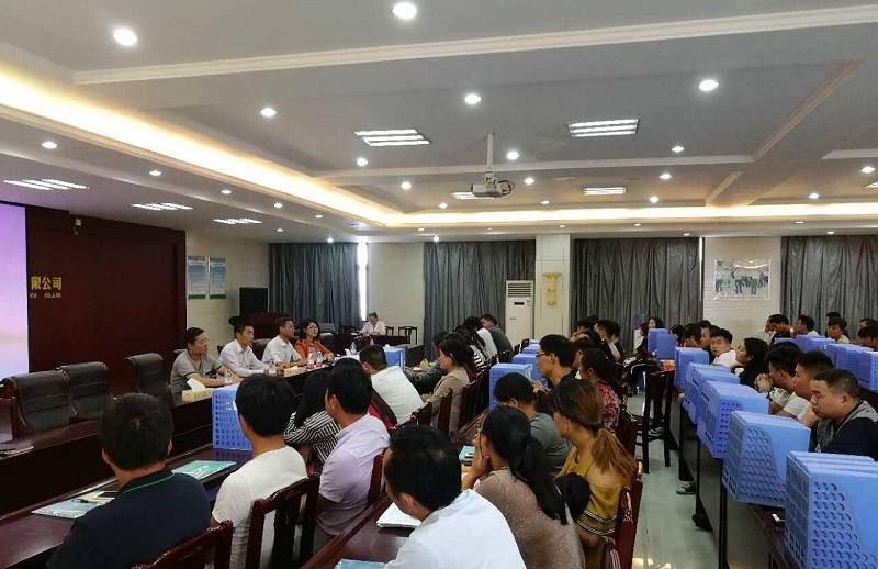 对万邦商户开展培训.jpg
