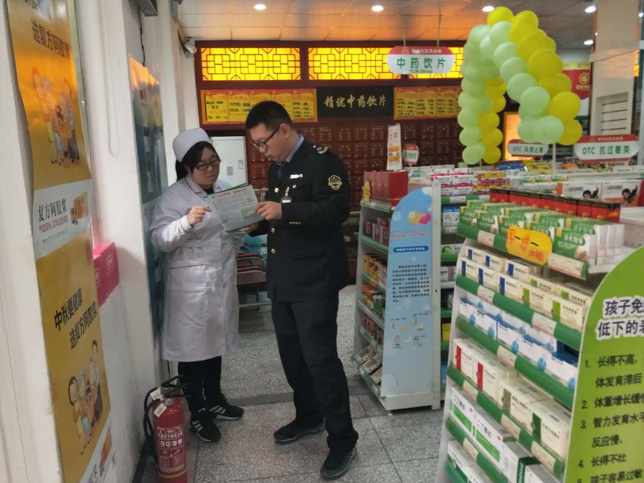 中牟县青年路街道食药监所执法人员给药店从业人员讲解药品安全知识.jpg