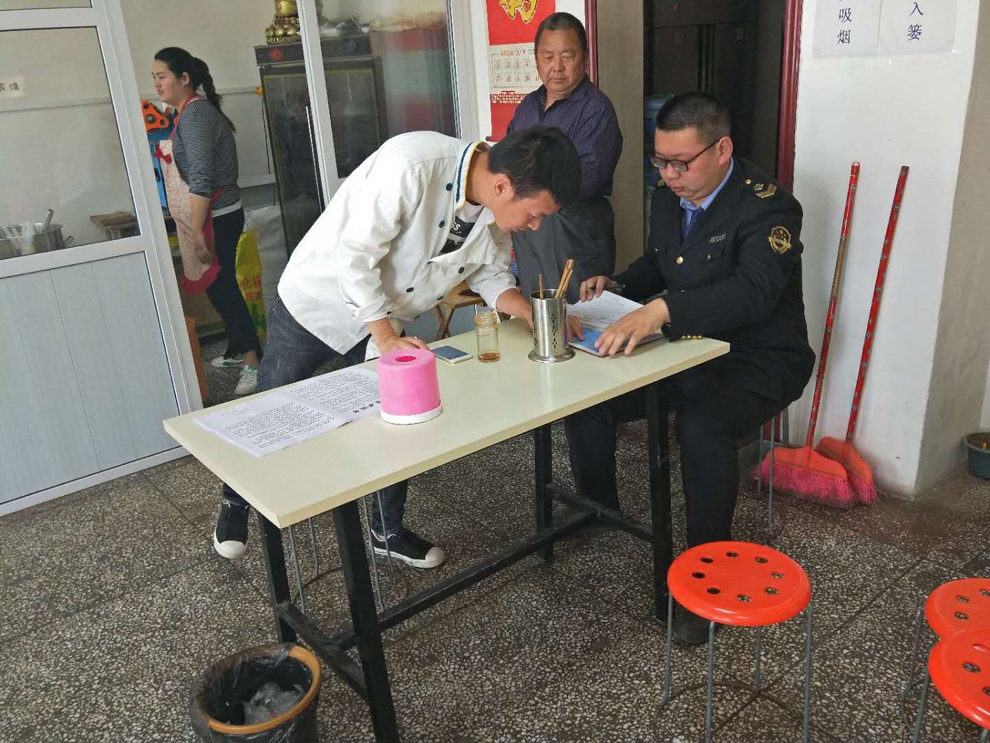 执法人员检查荟萃路早餐店.jpg