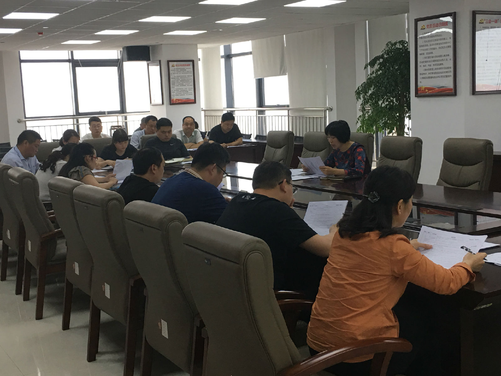 副科级干部王春玲主持会议.JPG