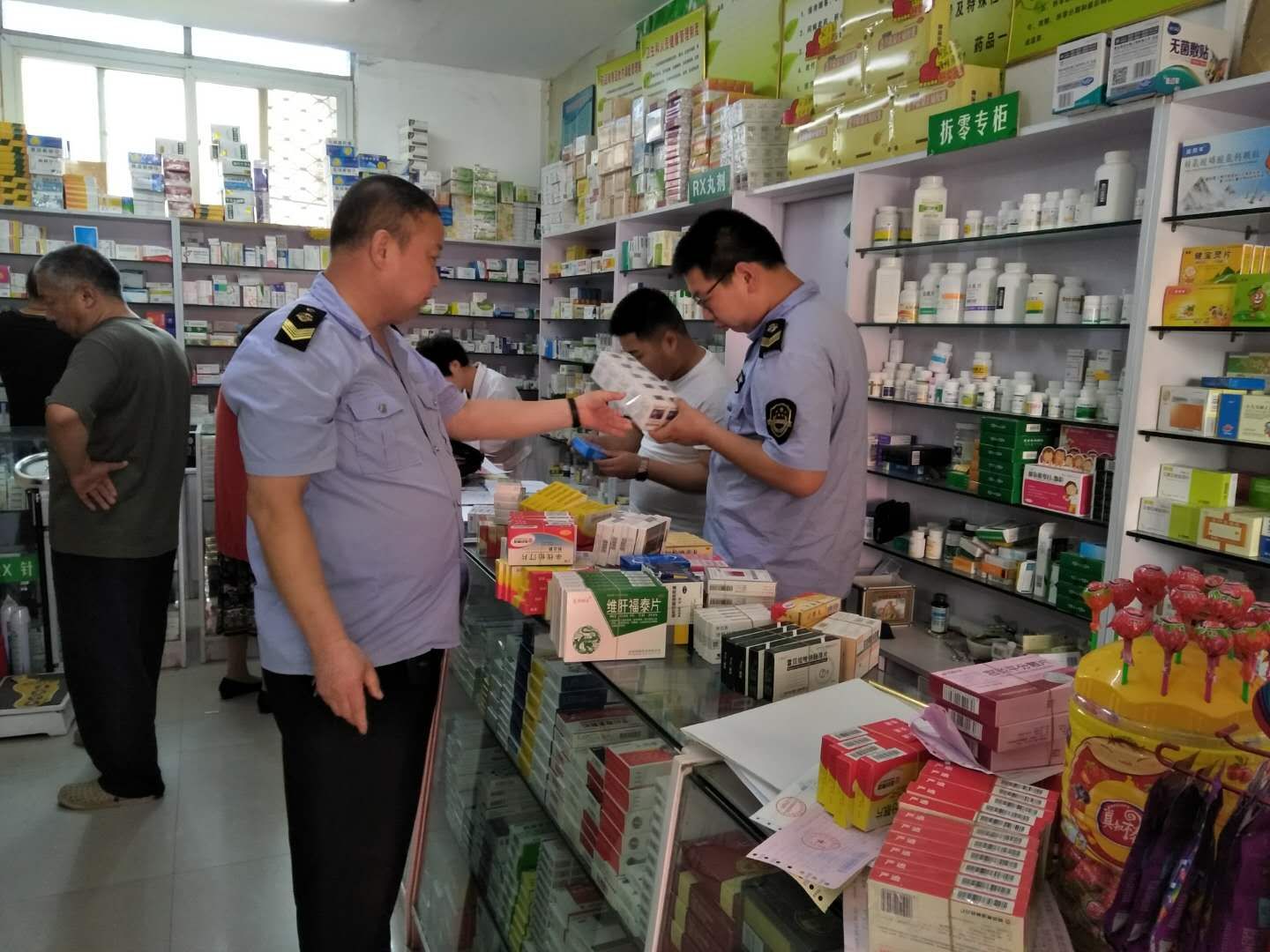 执法人员检查药品经营单位药品 (2).jpg