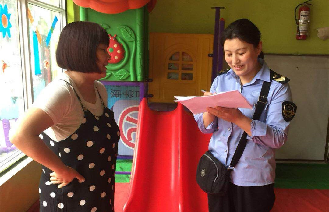 执法人员检查幼儿园食堂 (2).jpg