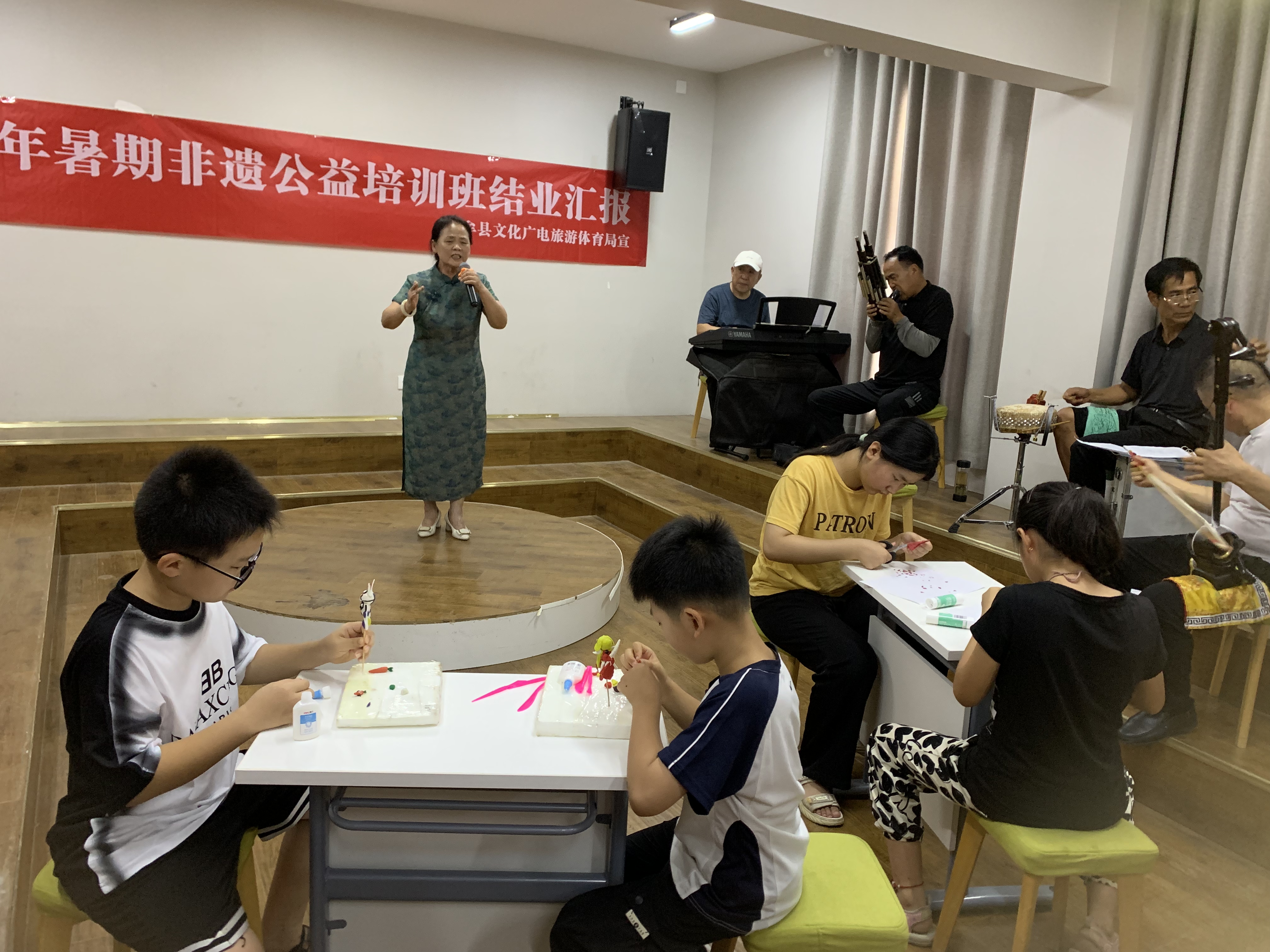 戏曲学员和面塑剪纸班学员现场展示展演.jpg